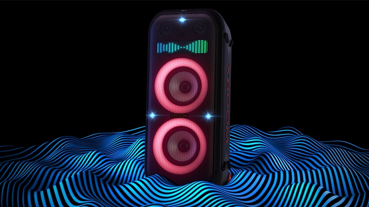 Reproduktor LG XBOOM XL9T je postaven v nekonečném prostoru. Svítí červené osvětlení basových reproduktorů a světelný efekt x-flash. V horní části reproduktoru se zobrazuje ekvalizér. Zvukové vlny vycházejí ze spodní části reproduktoru, což znázorňuje jeho hluboké basy.