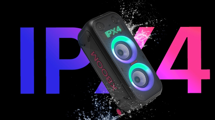 Pohled na nakloněný reproduktor. Stupeň ochrany IPX4 je zdůrazněn stříkající vodou na reproduktor. Z designových důvodů je za reproduktorem napsáno „IPX4“.