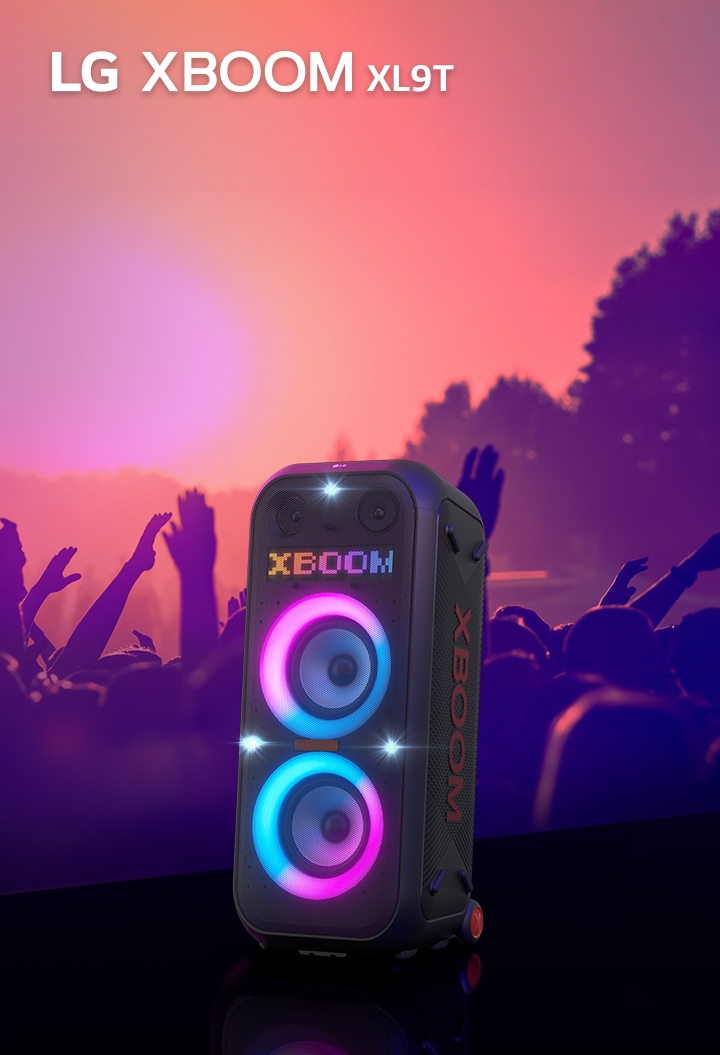 Reproduktor LG XBOOM XL9T je postavený a zobrazený z úhlu. Vícebarevné osvětlení je zapnuté a je zobrazen nápis „XBOOM“. Za reproduktorem jsou siluety lidí bavících se na párty.
