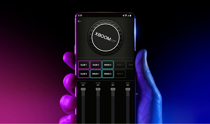 Ruka drží smartphone a ukazuje aplikaci DJ.