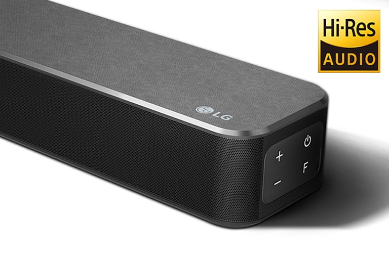 Detail pravé strany zařízení soundbar LG s logem LG v pravém spodním rohu. Nad výrobkem je zobrazeno logo technologie Hi-Res.