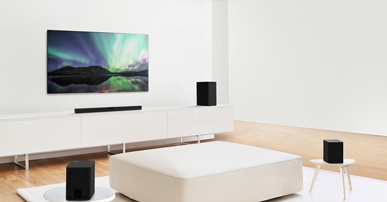 Ukázka videa předvádí reproduktor LG v bílém obývacím pokoji s konfigurací kanálů 5.1.