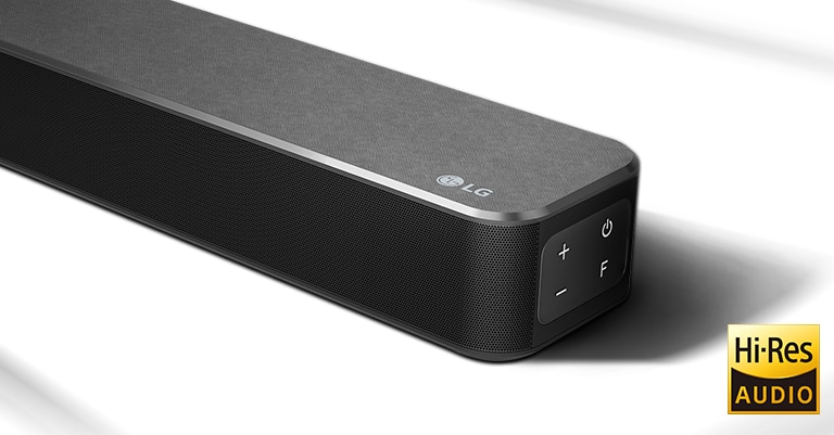 Detail pravé strany zařízení soundbar LG s logem LG v pravém spodním rohu. Pod výrobkem je zobrazeno logo technologie Hi-Res.
