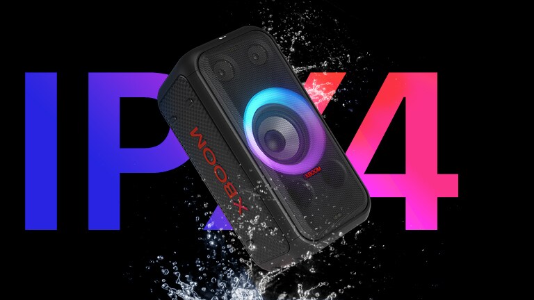 Pohled na nakloněný reproduktor. Stupeň ochrany IPX4 je zdůrazněn stříkající vodou na reproduktor. Pro účely designu je za reproduktorem napsáno „IPX4“.