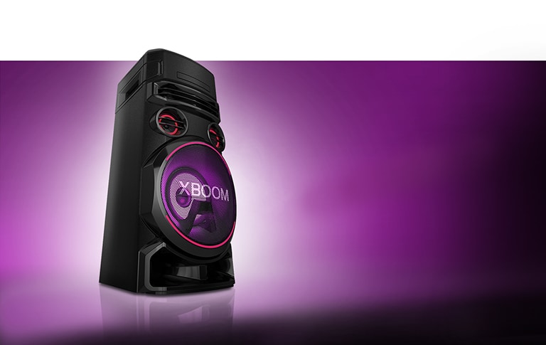 Pohled z nízkého úhlu na levou stranu zařízení LG XBOOM proti fialovému pozadí. Světlo zařízení XBOOM je rovněž fialové.