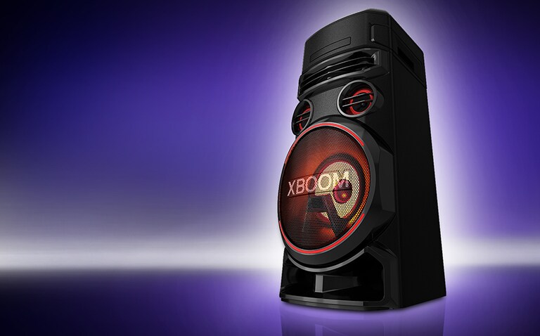 Pohled z nízkého úhlu na pravou stranu zařízení LG XBOOM proti fialovému pozadí. Světlo zařízení XBOOM je červené.