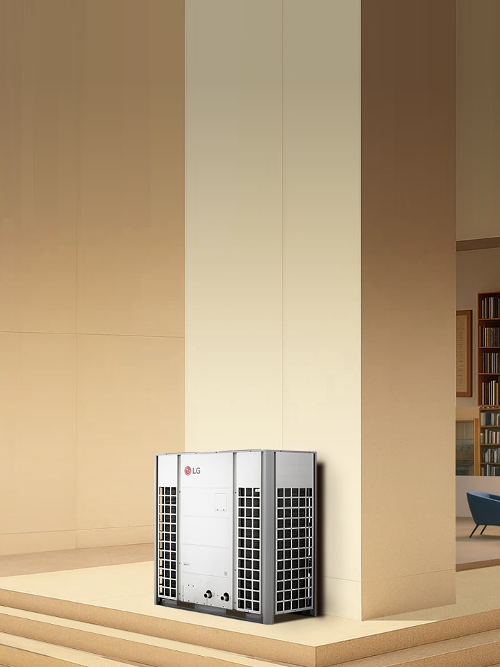 LG R32 Monoblok 51 kW je umístěn na pódiu, v pozadí je vidět obývací místnost