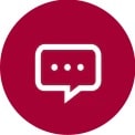 Na jednom obrázku žena leží na posteli a sleduje displej telefonu. Druhý obrázek ukazuje, že dvířka chladničky zůstala otevřená. V popředí obou obrázků je displej telefonu, který zobrazuje oznámení aplikace LG ThinQ a ikonu Wi-Fi nad telefonem.