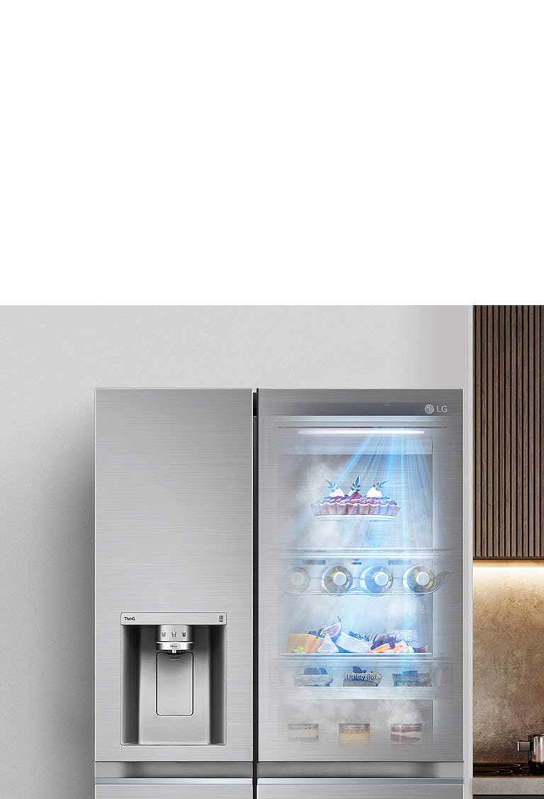 Pohled zepředu na chladničku LG InstaView s osvětleným vnitřkem a modrými paprsky DoorCooling dopadajícími na potraviny