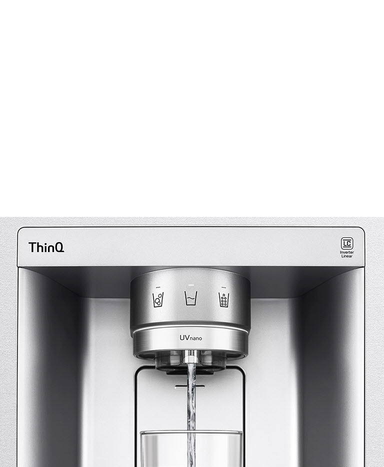 Stříbrný vodní dávkovač LG ThinQ s UVnano technologií plní sklenici vodou.