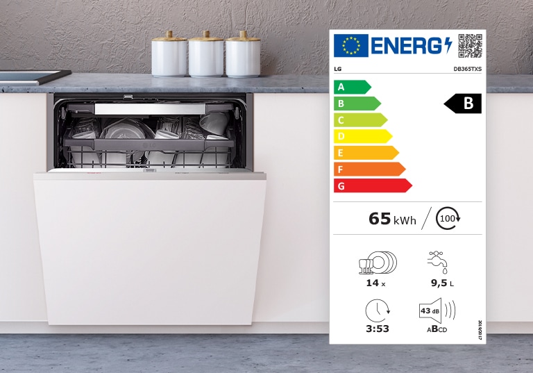 Vestavná myčka nádobí s částečně otevřenými dvířky a energetickým štítkem třídy B.