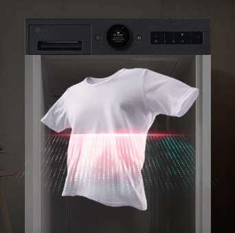 Červený laser prosvítá přes bílé tričko v popředí, zatímco v pozadí stojí černá pračka LG.