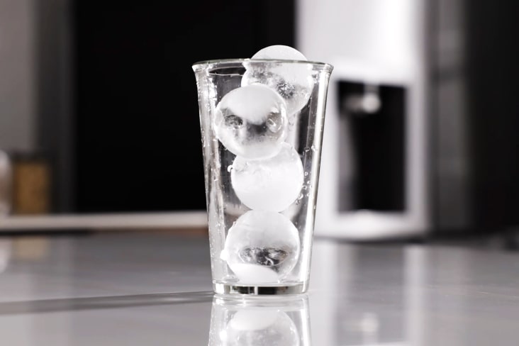 Sklenice s kulatým craft ice vyrobeným v lednici LG