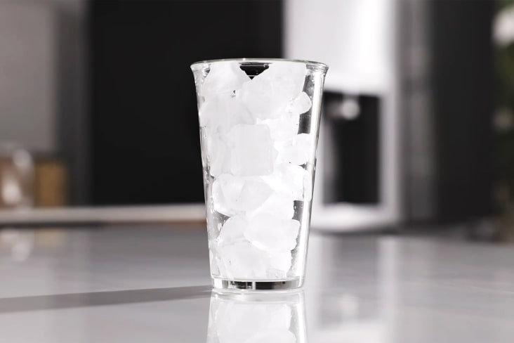 Sklenice plná kostkového ledu z lednice LG