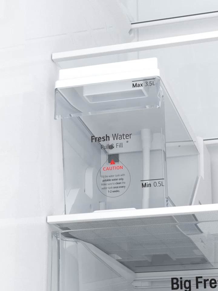 Uživatel otevírá přihrádku Slim SpacePlus Ice System v lednici LG