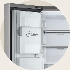 Detailní pohled na LG Slim SpacePlus™ výrobník ledu z roku 2010 integrovaný ve dveřích lednice pro maximální úsporu vnitřního prostoru