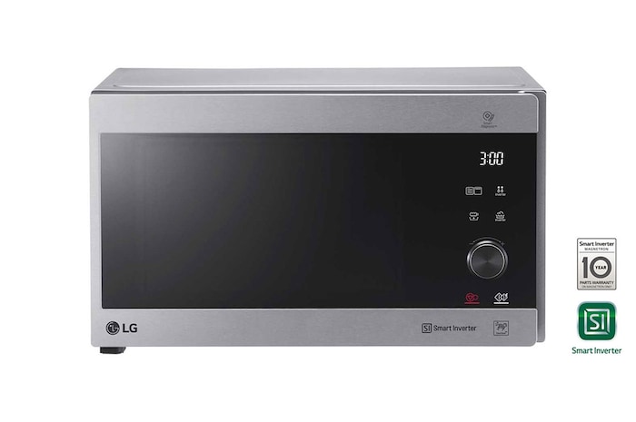 Pohled zepředu na mikrovlnnou troubu MH6565CPS v černé barvě s LED displejem. Dotykový panel pro ovládání funkcí