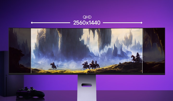 Srovnání znázorňuje rozšířené zorné pole s rozlišením DQHD 5120×1440. Nahoře: standardní zobrazení s viditelnými rámečky; dole: ultraširoké imerzivní zobrazení bez přerušení rámečkem.