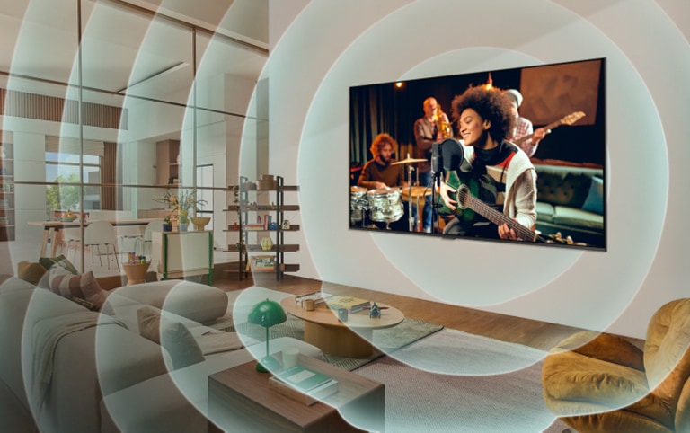 LG TV namontovaný na stěně v obývacím pokoji, na obrazovce se zobrazuje kytarista. Soustředná kruhová grafika znázorňující zvukové vlny.
