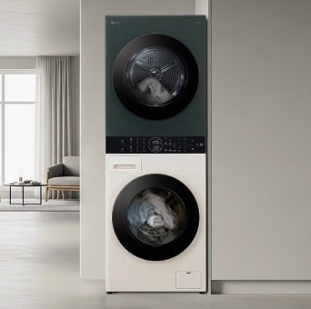 LG WashTower v zeleno-béžovém dvoubarevném provedení, elegantně zabudovaná do vestavěné skříně. Kolem ní jsou přehledně uspořádané oděvy, koše a domácí potřeby.