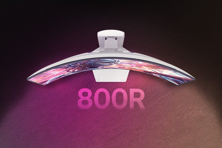 Animované video přecházející z čelního pohledu na horní pohled na zakřivený monitor.