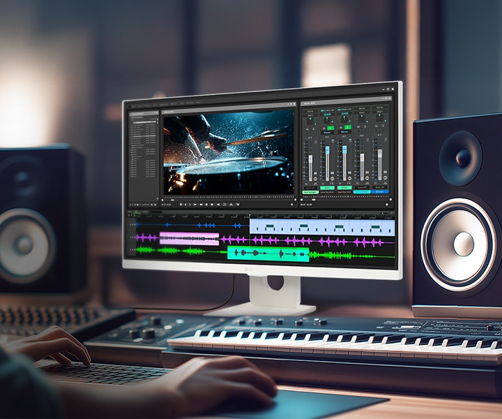 LG Smart Monitor zobrazuje profesionální pracovní prostředí pro střih videa a úpravu zvuku s časovou osou, nástroji pro barevnou gradaci a rozhraním pro zvukový mix, a vyzdvihuje IPS 4K rozlišení, podporu HDR a široké barevné pokrytí v kreativním studiovém uspořádání s reproduktory a klávesnicí pro tvorbu obsahu a multimediální práci.