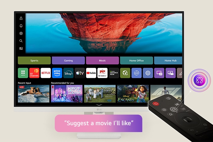 LG Smart Monitor s ovladačem Magic Remote zobrazující domovskou obrazovku webOS, s důrazem na rozpoznávání AI Voice ID, personalizovaná doporučení založená na hlasu a chytrý, uživatelsky specifický zážitek.