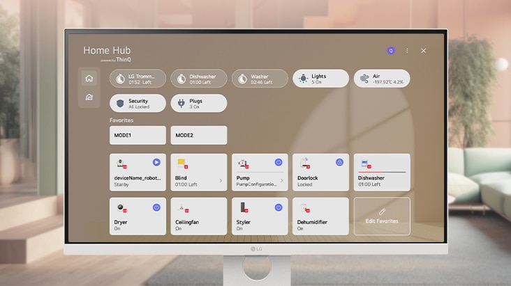 LG Smart Monitor zobrazující rozhraní ThinQ Home Hub pro ovládání více zařízení chytré domácnosti, s jednotným řídicím panelem pro osvětlení, spotřebiče a připojená zařízení, s důrazem na monitoring chytré domácnosti a centralizované ovládání na webOS