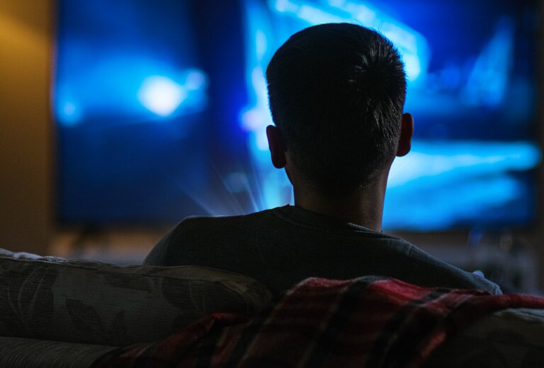 Sledování filmu v úzké místnosti.