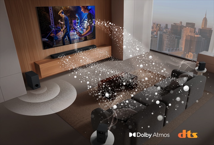 LG Soundbar, LG TV, zadní reproduktory a subwoofer v obývacím pokoji ve výškovém bytě přehrávají hudební vystoupení. Bílé zvukové vlny ve tvaru kapek vycházejí ze Soundbaru a obtáčejí pohovku. Subwoofer zesiluje efekt zvukem zdola. Logo Dolby Atmos Logo DTS:X