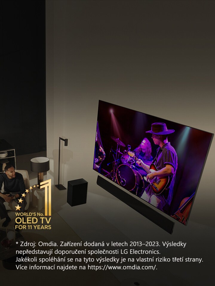 Letecký pohled na muže a ženu sledující koncert na velkém OLED televizoru v moderním bytě. Na obrázku je emblém „Světová jednička mezi OLED televizory již 11 let“. Prohlášení o vyloučení odpovědnosti: „Zdroj: Omdia. Zařízení dodaná v letech 2013–2023. Výsledky nepředstavují doporučení společnosti LG Electronics. Jakékoli spoléhání se na tyto výsledky je na vlastní riziko třetí strany. Více informací najdete na https://www.omdia.com/.“