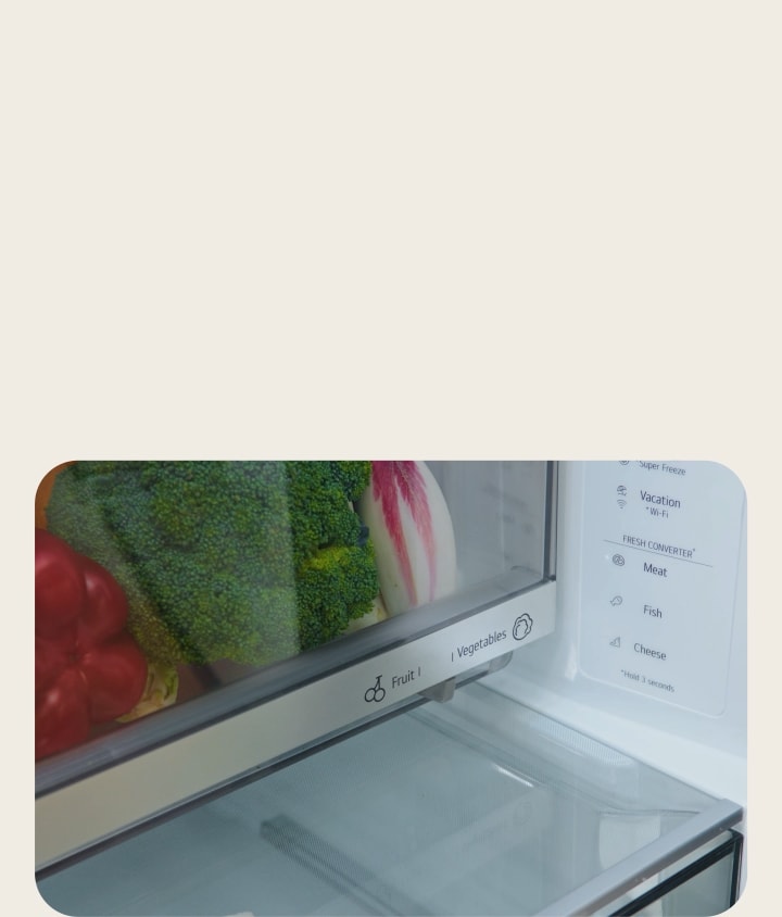 Uživatel posouvá volbu FRESHBalancer u chladničky s mrazničkou LG Fit & Max z režimu Zelenina na režim Ovoce, aby upravil vlhkost pro čerstvé potraviny.