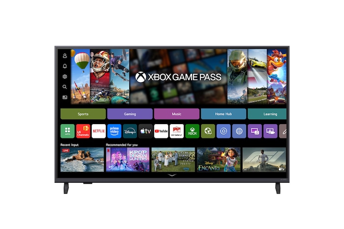 LG QNED evo AI QNED80 Mini LED s technologií 4K Super Upscaling a Dynamic Tone Mapping zobrazuje venkovní scénu z nízkého úhlu, ve které se muž nachází mezi barevnými budovami. Umělá inteligence rozpozná scénu a každý snímek převede na rozlišení 4K.