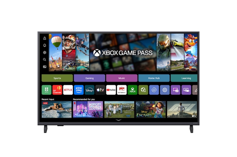 LG QNED evo AI QNED80 Mini LED s technologií 4K Super Upscaling a Dynamic Tone Mapping zobrazuje venkovní scénu z nízkého úhlu, ve které se muž nachází mezi barevnými budovami. Umělá inteligence rozpozná scénu a každý snímek převede na rozlišení 4K.