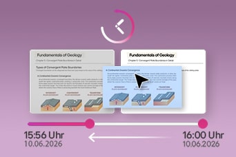 Dieses Bild zeigt eine Zeitleiste für Dokumentrevisionen mit zwei Versionen einer Datei mit dem Titel „Grundlagen der Geologie“. Die linke Version spiegelt die Änderungen um 15:56 Uhr wider, während die rechte die Aktualisierungen um 16:00 Uhr am 02.10.2025 zeigt. Ein Uhrensymbol oben weist auf die Möglichkeit hin, Bearbeitungen rückgängig zu machen, und ein Schieberegler darunter verdeutlicht den zeitlichen Abstand zwischen den Revisionen.