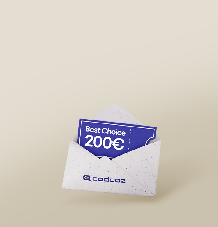 Ein 200 € cadooz Gutschein, der teilweise in einem gesprenkelten Umschlag mit dem cadooz-Logo steckt, vor einem hellbeigen Hintergrund.