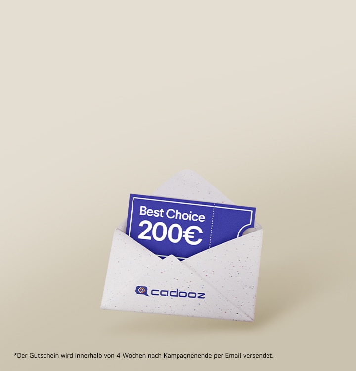 Ein 200 € cadooz Gutschein, der teilweise in einem gesprenkelten Umschlag mit dem cadooz-Logo steckt, vor einem hellbeigen Hintergrund. *Der Gutschein wird innerhalb von 4 Wochen nach Kampagnenende per Email versendet.