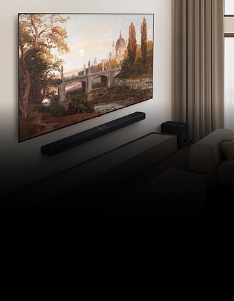Gesamtansicht eines hochwertigen Wohnzimmers in gedeckten Erdtönen. An der Wand hängt ein LG OLED AI B5 4K Smart TV mit einem Kunstwerk auf dem Bildschirm. Darunter ist eine LG Soundbar montiert.
