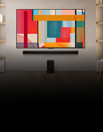Großer QNED-Fernseher im gemütlichen Wohnzimmer mit lebhaftem Sonnenuntergang über einem Leuchtturm an einer Küste.
