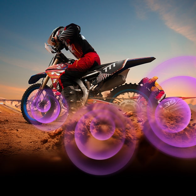 Der LG OLED-Fernseher zeigt einen Mann auf einem Motorrad mit lila abstrakten Kreisen, die aus dem Lenkrad herausragen, um die Geräuschemission zu visualisieren.