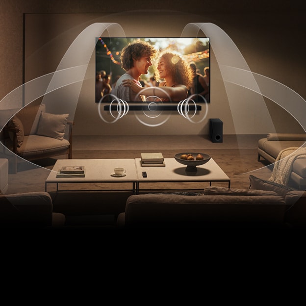 Gedämpft beleuchtetes, gemütliches Wohnzimmer mit einem LG QNED-Fernseher an einer Wand mit einer LG Soundbar. Die Grafiken zeigen, wie Dolby Atmos den gesamten Raum mit Surround Sound aus allen Richtungen füllt. Das Dolby Atmos-Logo befindet sich in der unteren rechten Ecke.