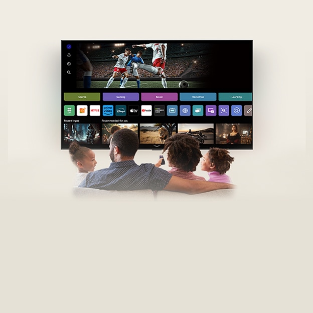 Eine vierköpfige Familie ist um einen LG AI TV versammelt. Um die Person, welche die Fernbedienung hält, erscheint ein Kreis mit ihrem Namen. Hier wird gezeigt, wie AI Voice ID die Stimmsignatur eines jeden Benutzers erkennt. Die webOS-Oberfläche zeigt dann, wie die AI automatisch das Konto wechselt und personalisierte Inhalte empfiehlt.