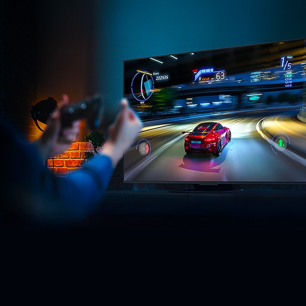 Hände, die einen Game Controller vor einem Fernseher mit einem Autorennen-Game auf dem Bildschirm halten. Zu sehen ist das VRR-Logo für „Variable Bildwiederholrate“.