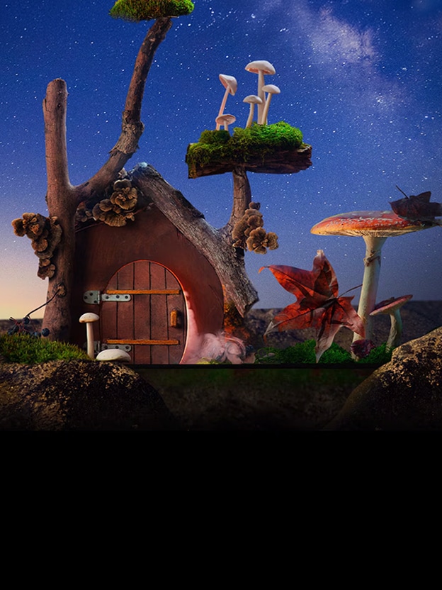 Ein märchenhaftes, winziges Haus mit Bäumen, Pilzen und großen Felsen befindet sich unter dem Sternenhimmel.