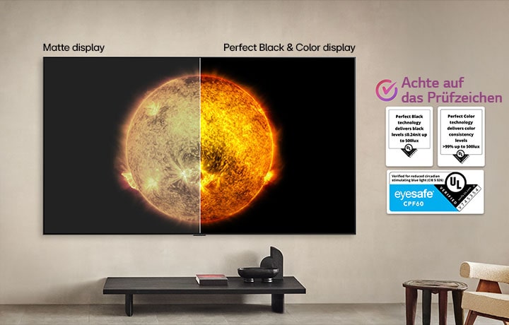 Ein LG OLED TV zeigt einen visuellen Vergleich zwischen einem Display mit perfektem Schwarz und perfekte Farben sowie einem ohne. UL-, TÜV- und Eyesafe-Zertifizierungen sind sichtbar mit einem Text, der auffordert, auf die Prüfzertifikate zu achten. 
