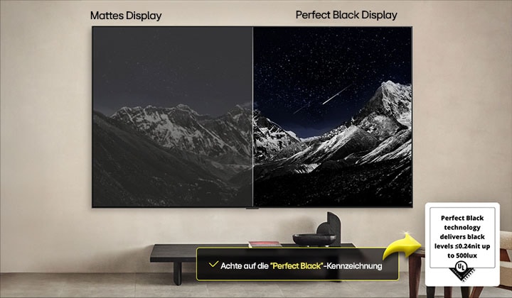 Ein Wohnzimmer mit einem an der Wand montierten LG OLED-Fernseher. Auf dem Fernseher ist eine Bergkette vor einem dunklen Abendhimmel voller Sterne zu sehen. Diese Szene ist in zwei Hälften geteilt. Die eine Seite zeigt eine trübe, graue Version der Landschaft mit der Bezeichnung Non Perfect Black Display. Auf der anderen Seite ist ein angenehmeres Bild mit einem größeren Dynamikbereich von Schwarz und Weiß zu sehen. Dies ist mit Perfect Black Display gekennzeichnet. Auch die Logo-Zertifizierung ist sichtbar: Perfect Black Technology liefert Schwarzwerte von 0,24 nit oder weniger bis zu 500 Lux. An der Seite befindet sich eine Textblase mit der Aufschrift: "Achte auf die "Perfect Black"-Zertifizierung.