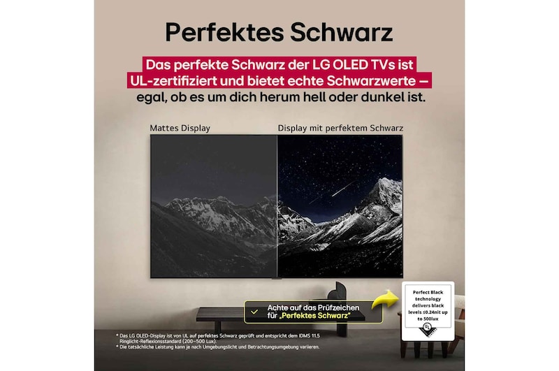 Wohnzimmer mit einem an der Wand montierten LG OLED TV. Auf dem Fernseher ist eine Bergkette vor einem dunklen, sternenübersäten Abendhimmel zu sehen. Diese Szene ist in zwei Hälften geteilt, um zu zeigen, wie Perfektes Schwarz echte Schwarzwerte liefert – egal, ob es um dich herum hell oder dunkel ist. Die eine Seite der Szene zeigt eine trübe, grauere Version des Querformat-Displays mit der Aufs