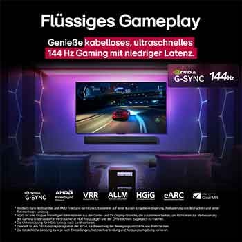 LG OLED M5 TV mit Spiel auf dem Bildschirm, das flüssiges und nahtloses Gameplay zeigt. Die Zero Connect Box ist zwar sichtbar, fügt sich aber gut in den Raum ein. Gaming-Zertifizierungen sind sichtbar. Der Text handelt von ultraschnellem, kabellosem Gaming mit 120Hz und geringer Latenz.