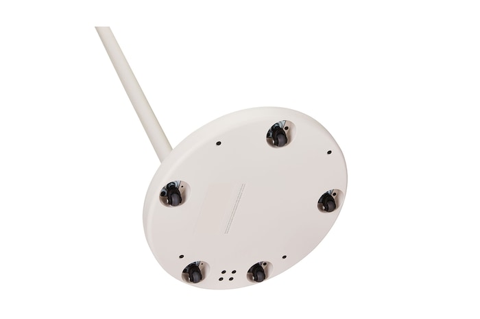 Ansicht des LG StanbyME 2-Standfußes von unten. Die Räder unter dem Standfuß sind sichtbar. 