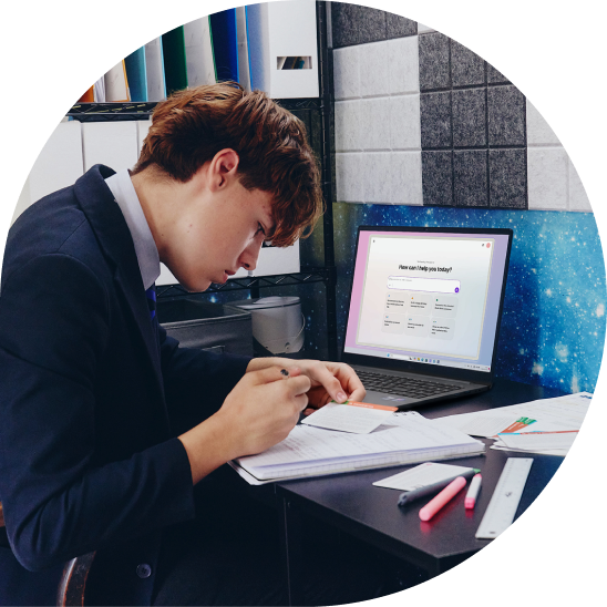 Schüler lernt an einem Schreibtisch mit einem LG gram Laptop in seinem Zimmer.